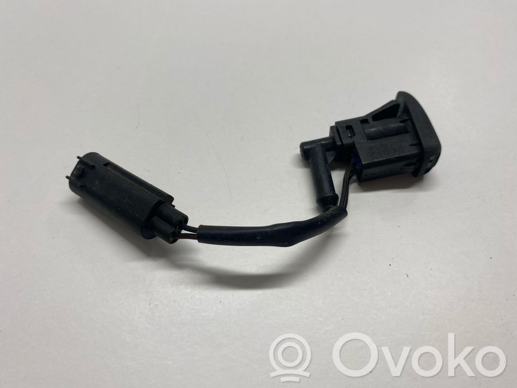 BMW X3 E83 Dysza spryskiwacza szyby przedniej / czołowej 