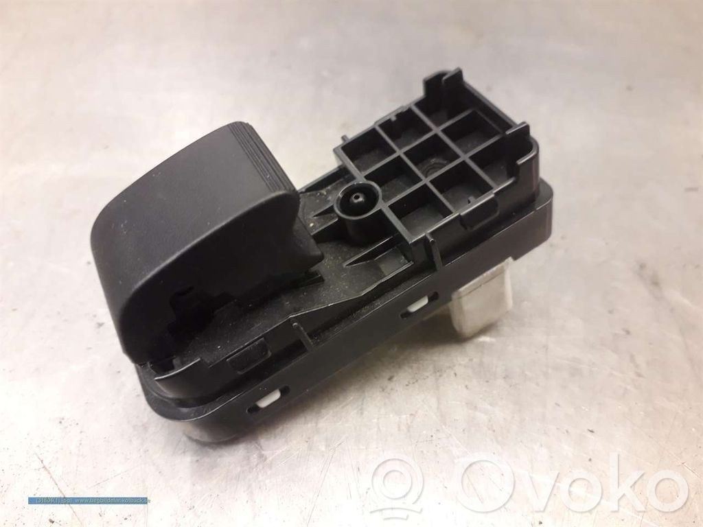 Electric window control switch   BBM266370