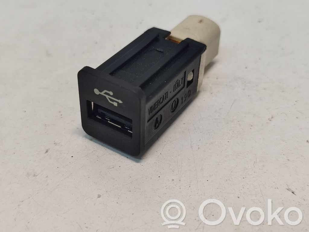 USB-pistokeliitin   61319167196,84109237656,61319230112