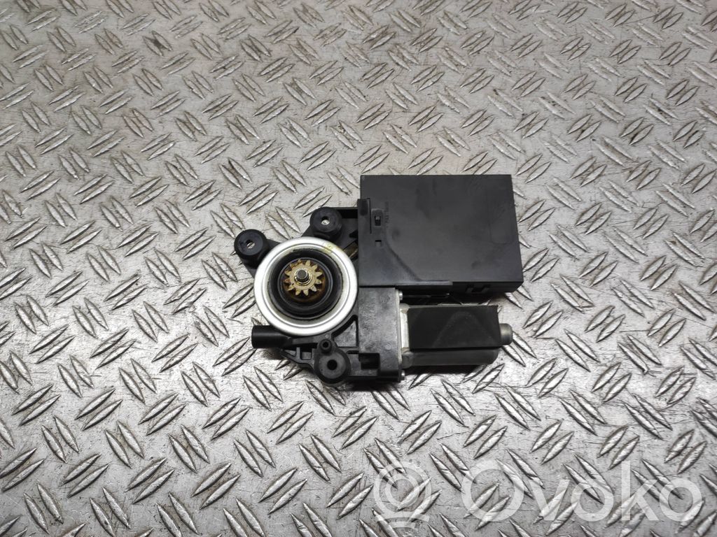 Volvo C30 Silnik regulatora szyby drzwi przednich 