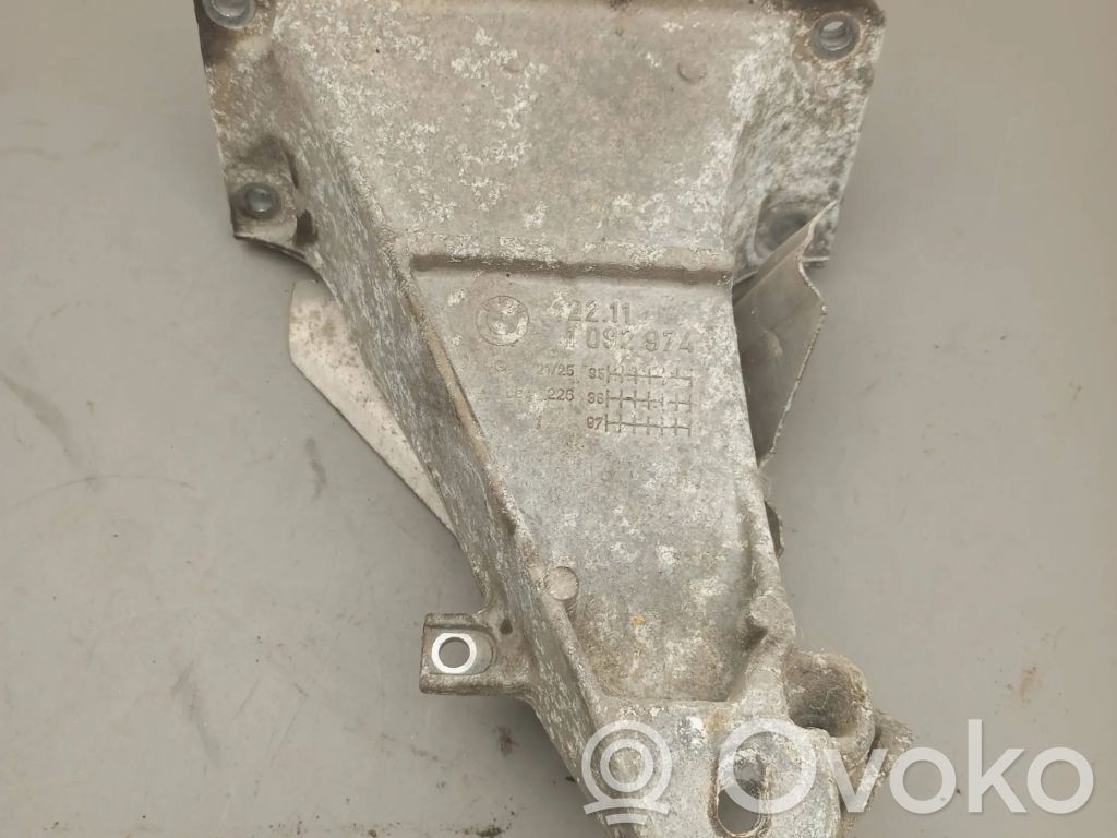 BMW 5 E39 Engine mounting bracket 