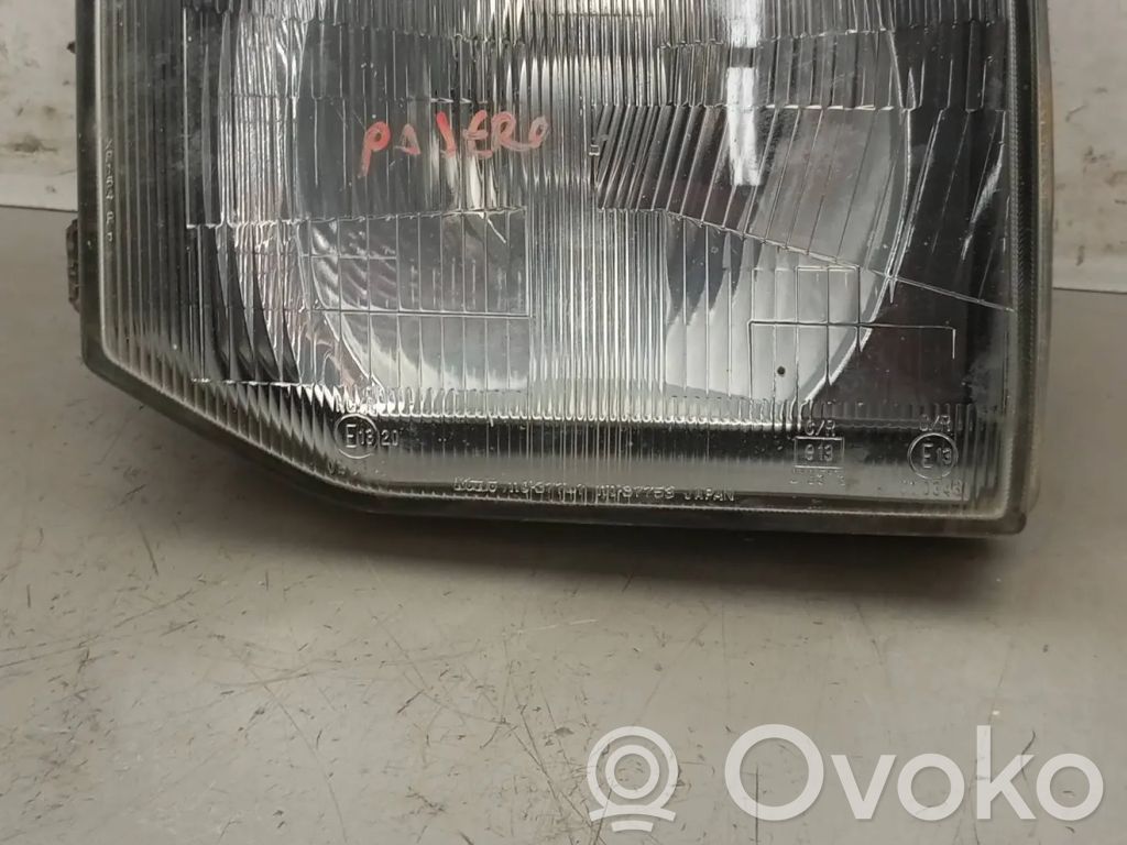 Mitsubishi Pajero Lampa przednia 