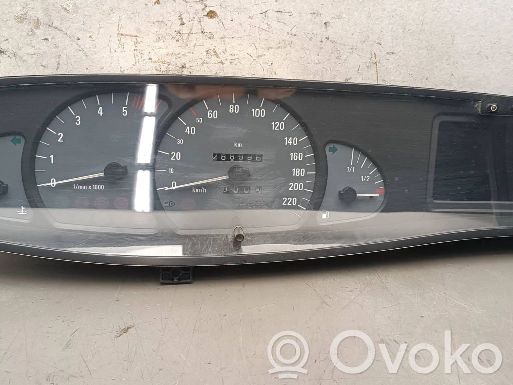 Opel Omega B2 Speedometer (instrument cluster) 