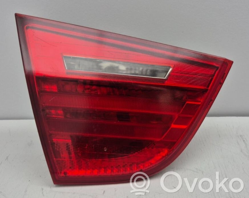 BMW 3 E90 E91 Aizmugurējais lukturis pārsegā 