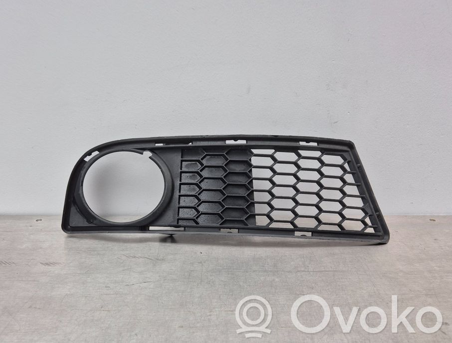BMW 1 E82 E88 Etupuskurin alempi jäähdytinsäleikkö 