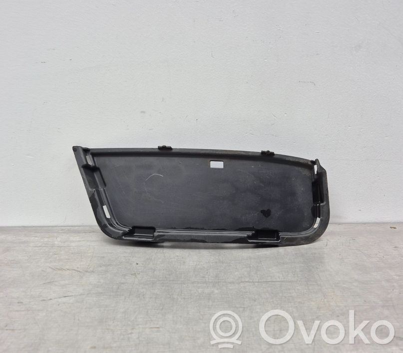 BMW X1 E84 Etupuskurin alempi jäähdytinsäleikkö 