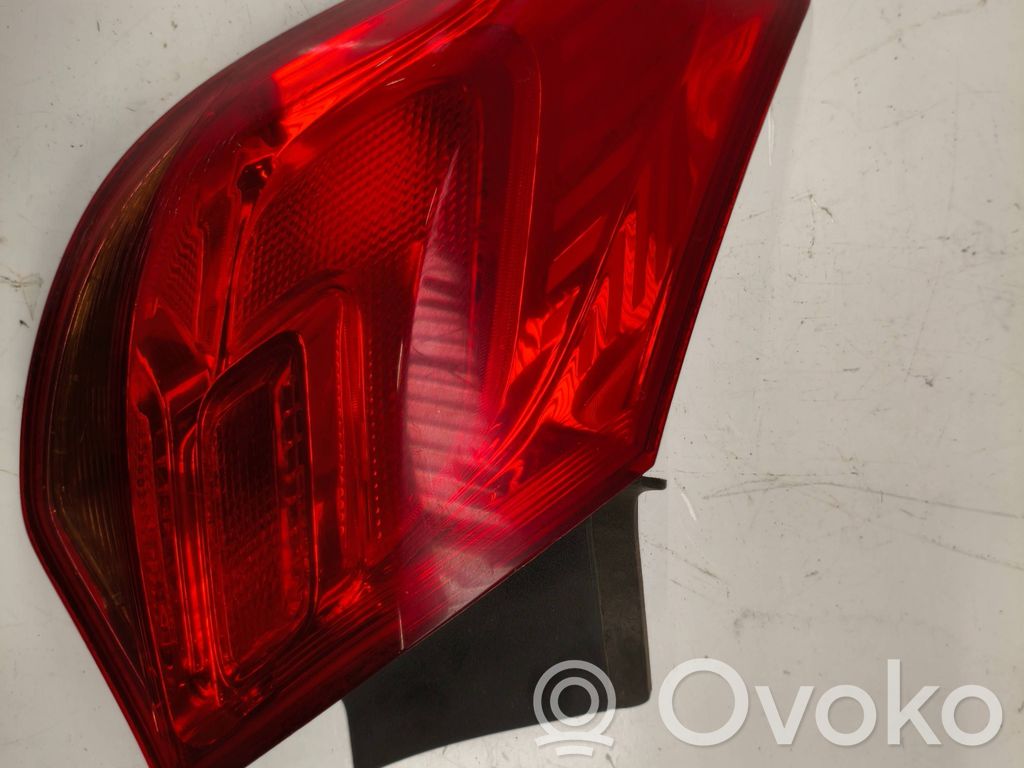 Opel Astra J Luz trasera/de freno 