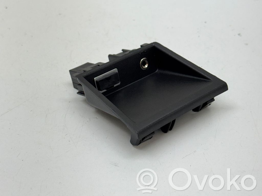 Volvo XC60 USB socket connector 
