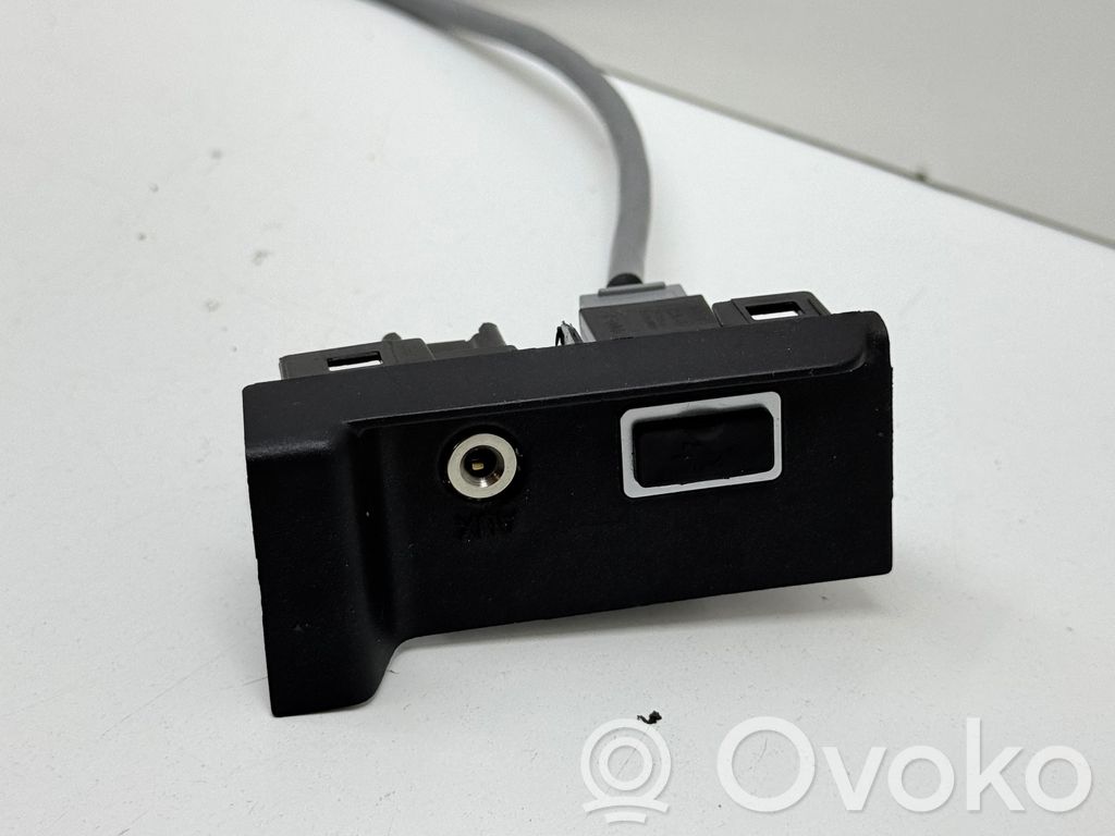 Volvo V60 USB socket connector 