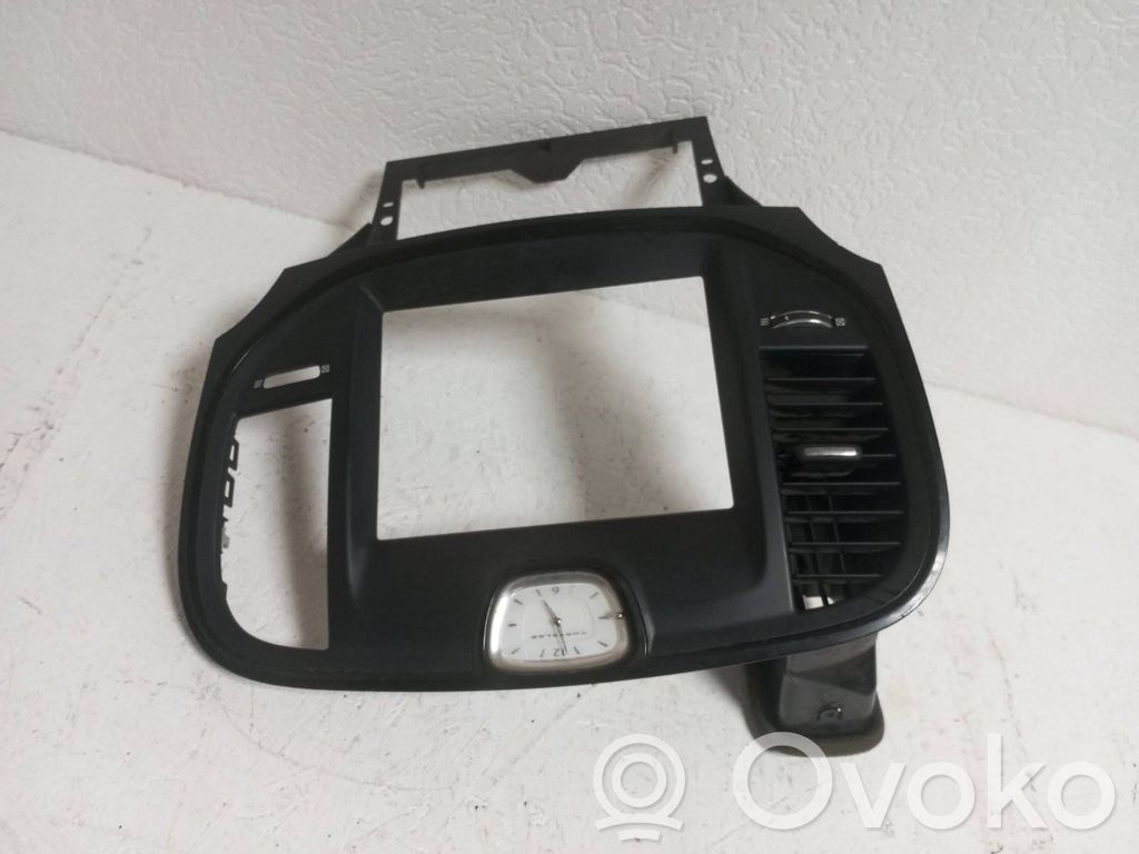 Chrysler 300C Moldura de la unidad delantera de radio/GPS 