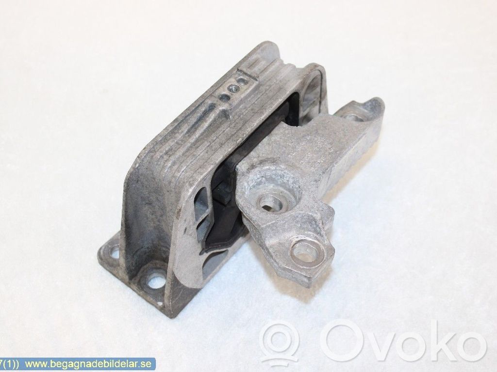 Nissan NV400 Engine mounting bracket 