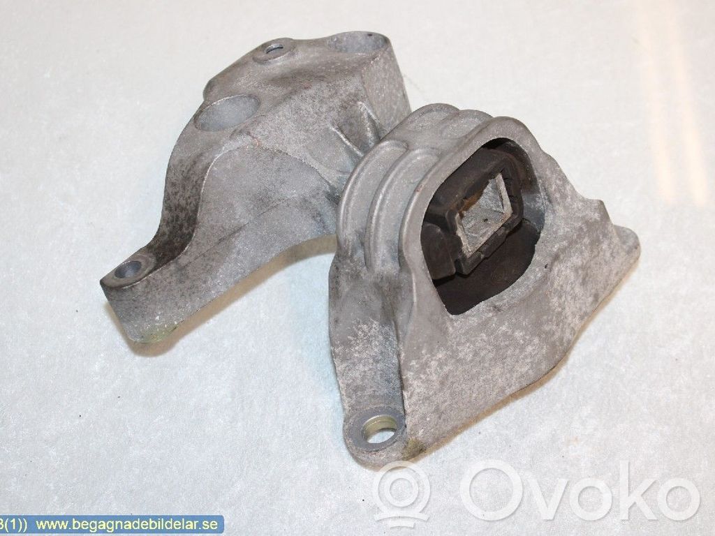 Dacia Logan Pick-Up Engine mounting bracket 