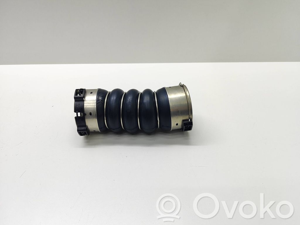 BMW 5 F10 F11 Wąż / Rura intercoolera 