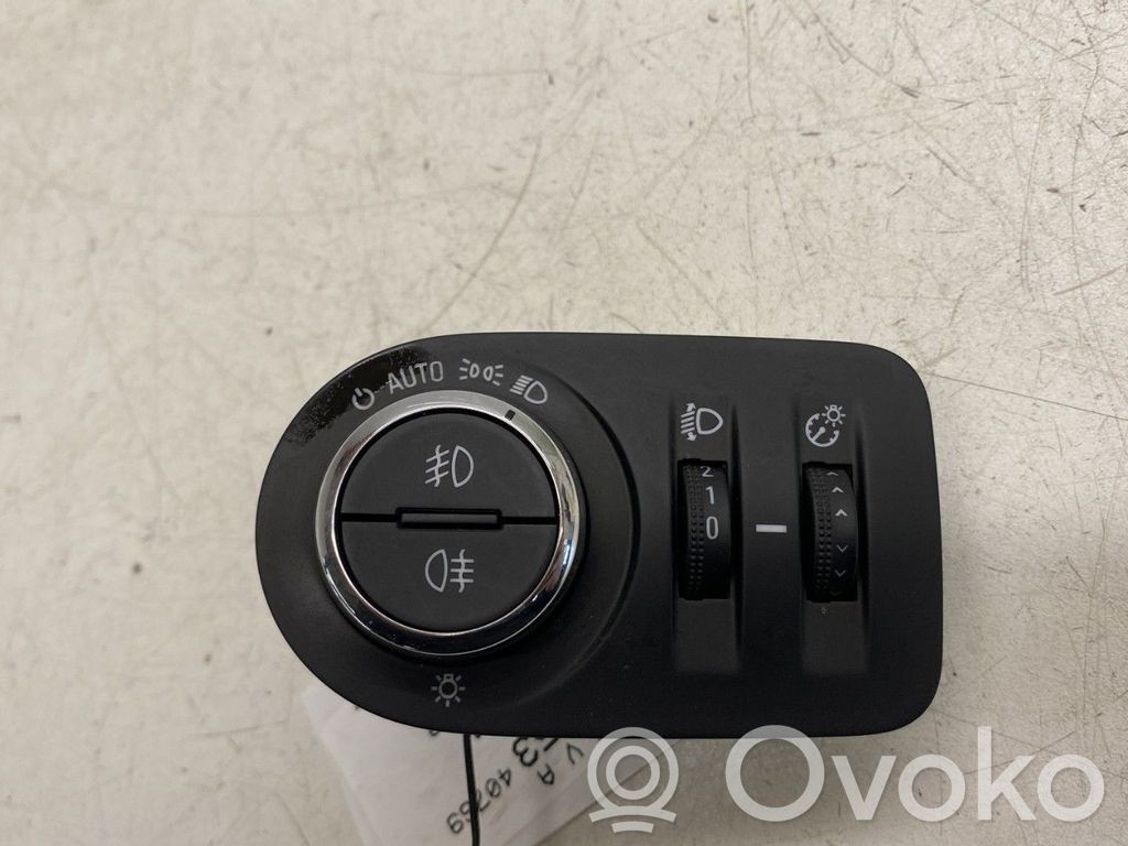 Light switch   13470446