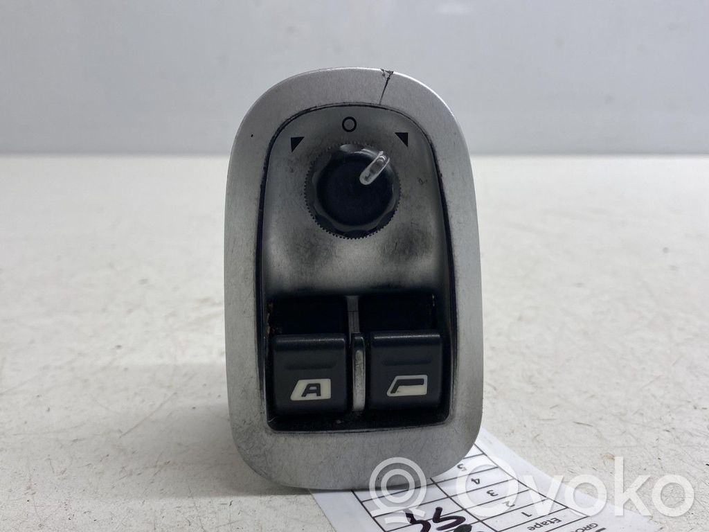 Peugeot 206+ Electric window control switch 