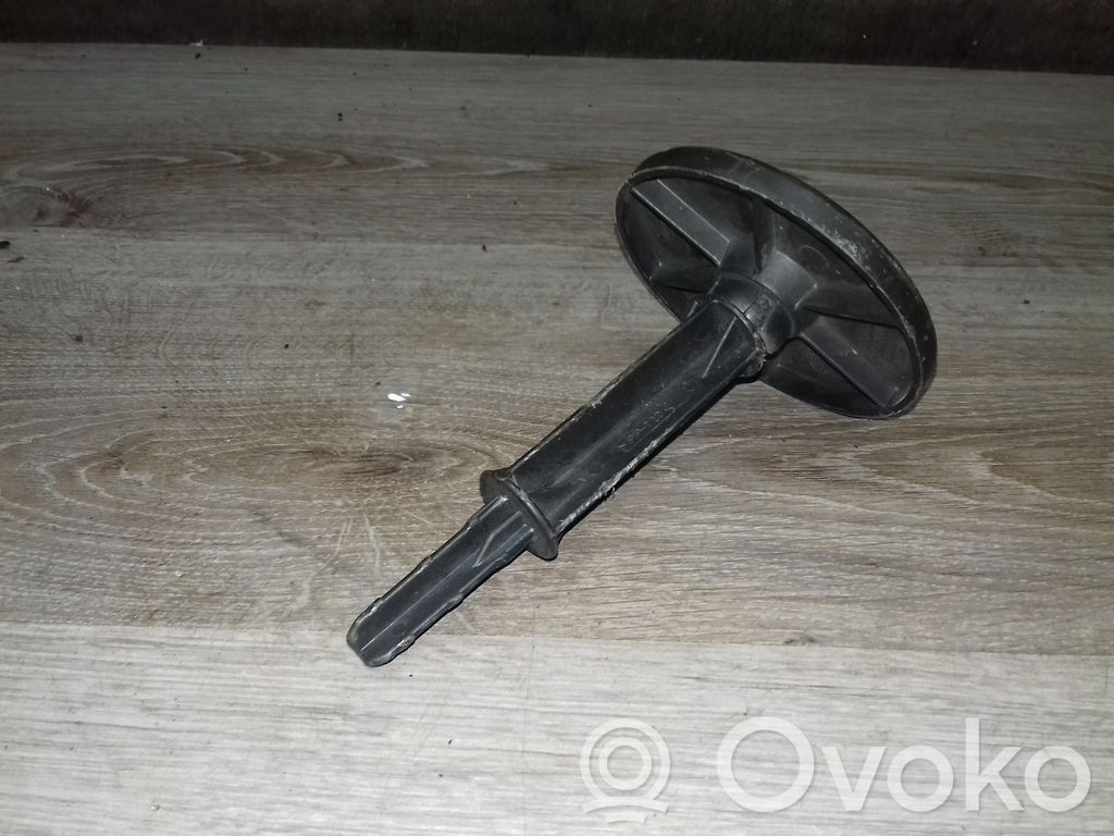 Befestigung komplett Reserverad   9182896