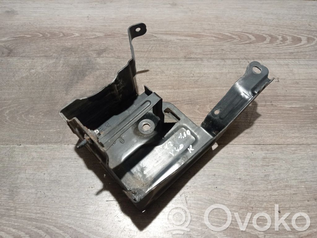 Volvo V40 Akkulaatikon alusta 