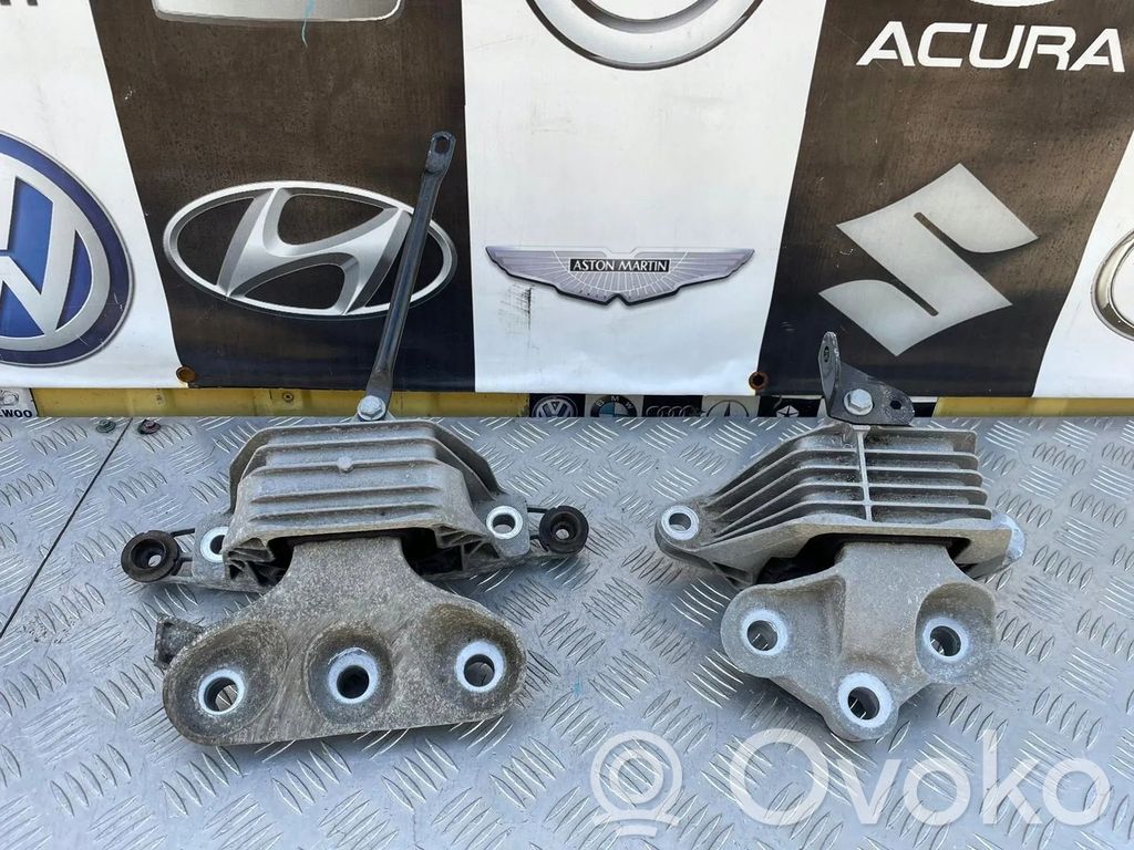 Engine mounting bracket   84034329,84248716
