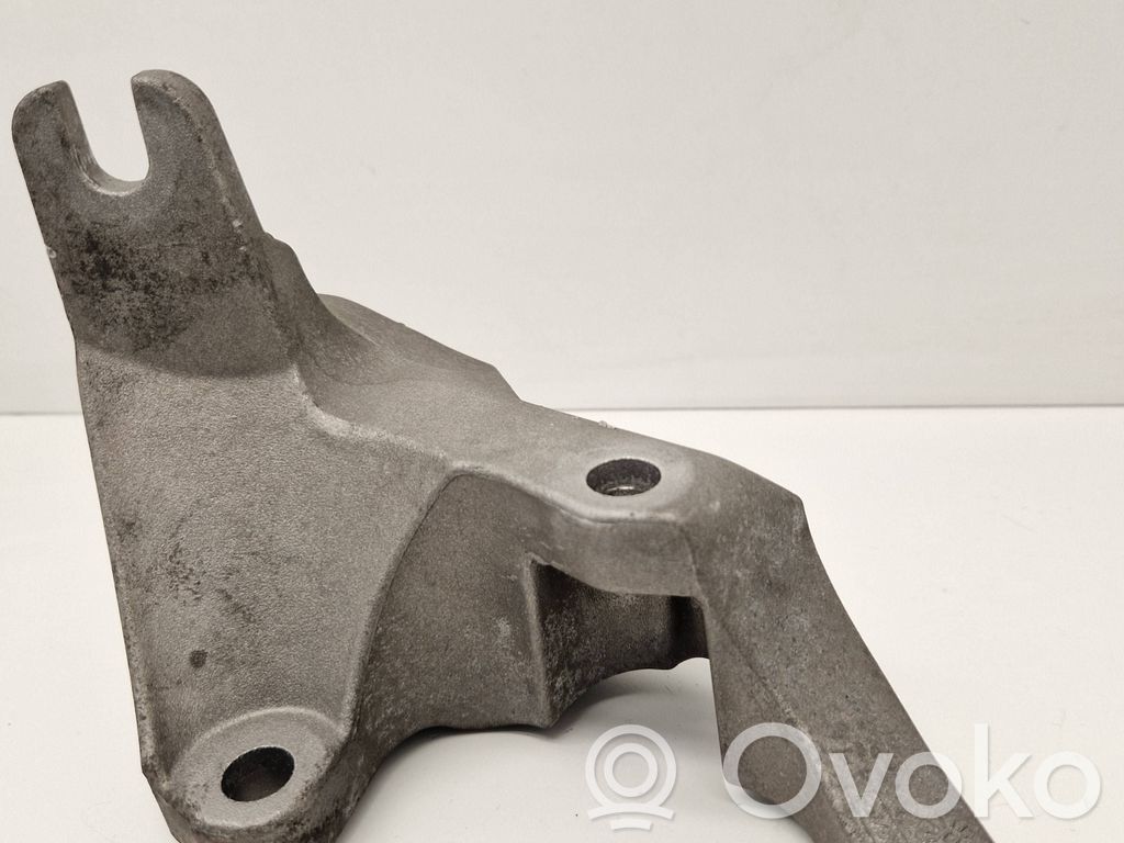 Ford Focus Engine mounting bracket 