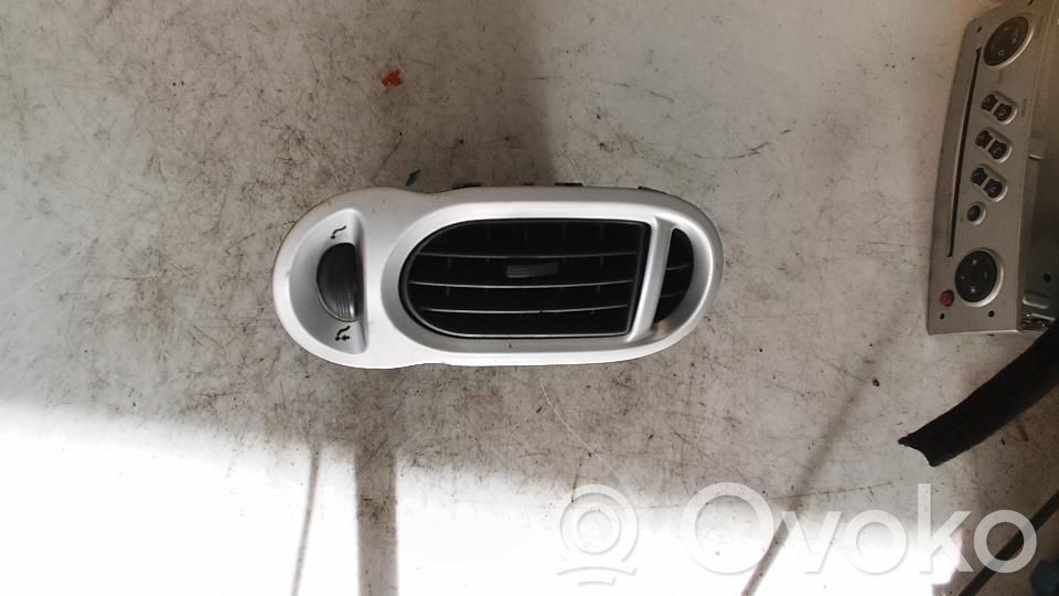 Renault Grand Modus Boczna kratka nawiewu deski rozdzielczej 
