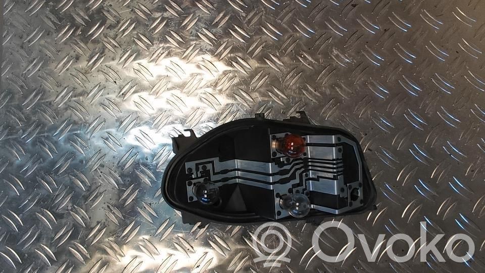 Renault Clio III Takavalon polttimon suojan pidike 