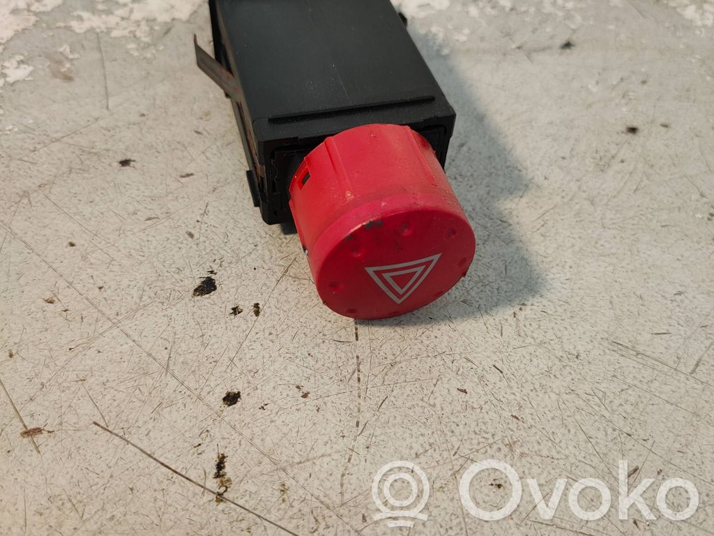 Audi TT Mk1 Hätävilkkujen kytkin 