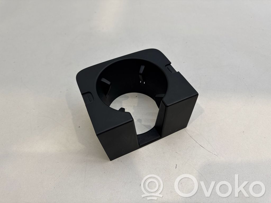 Polestar 2 Mukiteline edessä 