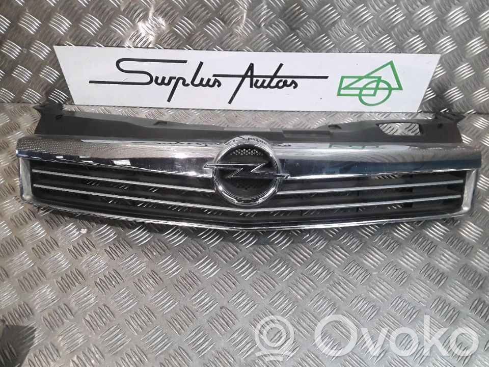 Opel Astra F Rejilla superior del radiador del parachoques delantero 