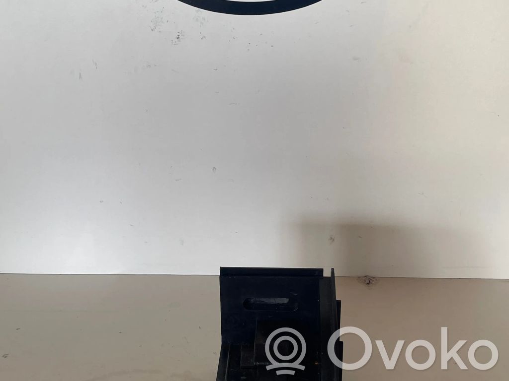 Parcel shelf load cover mount bracket   7026710