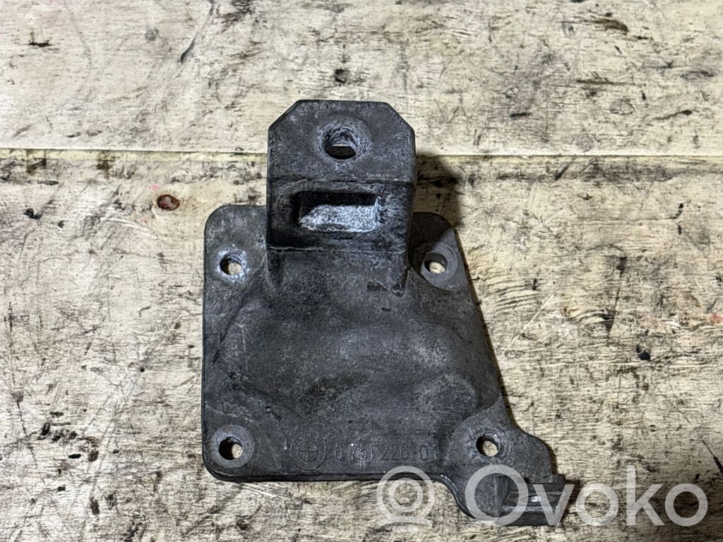 BMW 5 E39 Engine mounting bracket 