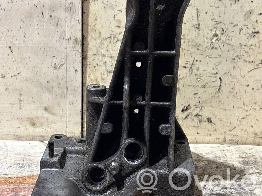 BMW 5 E39 Engine mounting bracket 