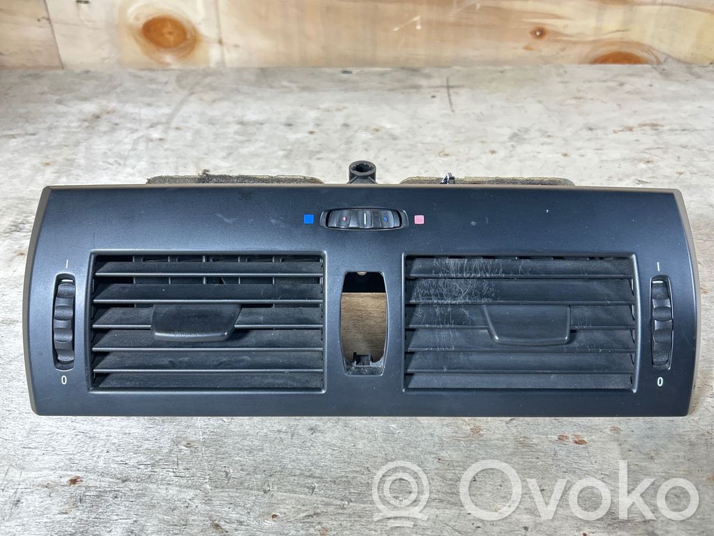 Grille d'aération centrale   3400074,64223400074