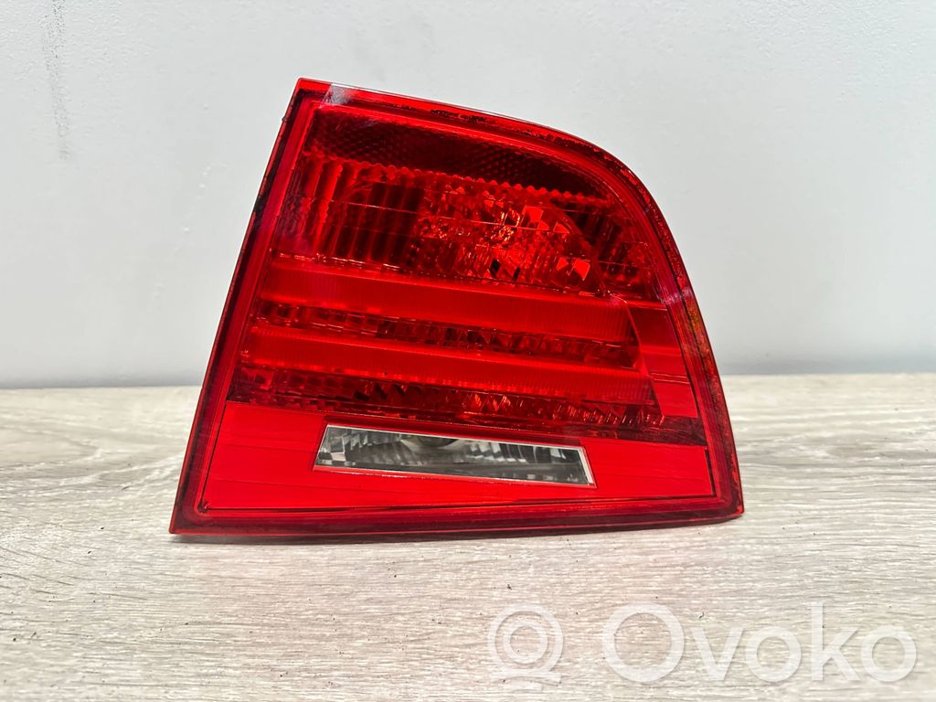 BMW 3 E90 E91 Aizmugurējais lukturis pārsegā 