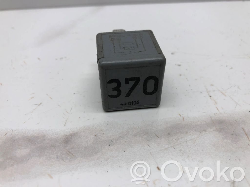 Muu rele   8D0951253,V23134J52X300,4H0951253,A002542261928,A0025427219