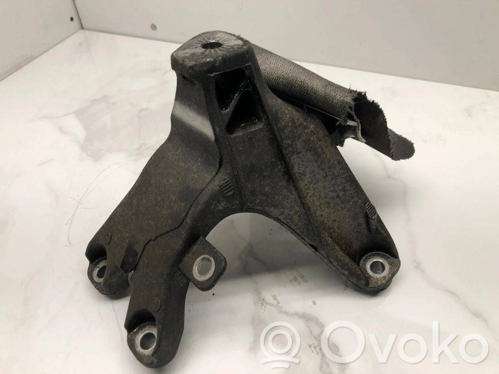 Audi A4 S4 B8 8K Engine mounting bracket 
