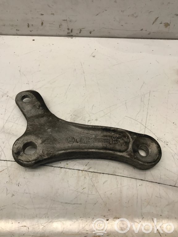 Sway bar bush bracket, front   6758527