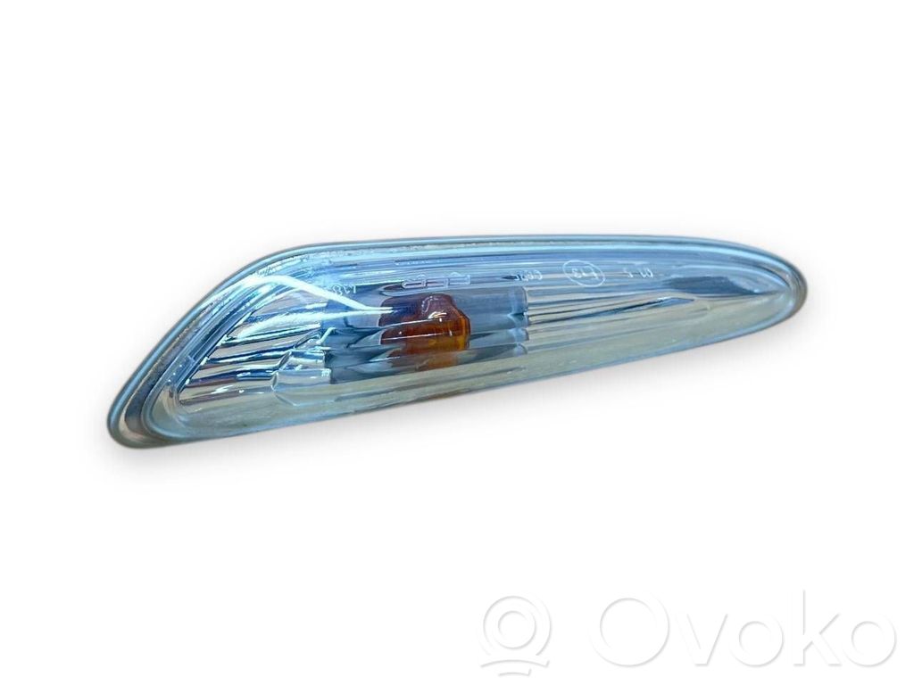Front fender indicator light   3418447,8382104