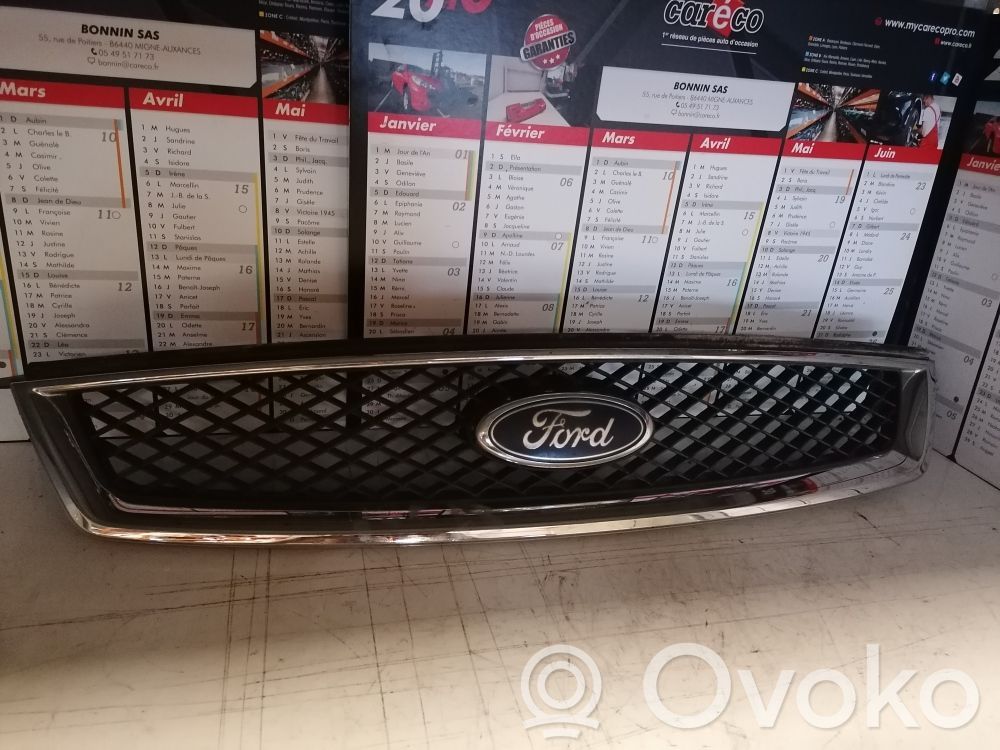 Ford Focus Front bumper upper radiator grill 