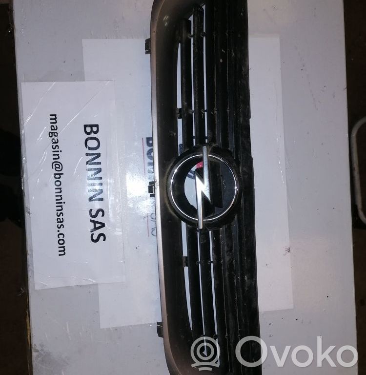 Opel Vectra B Front bumper upper radiator grill 