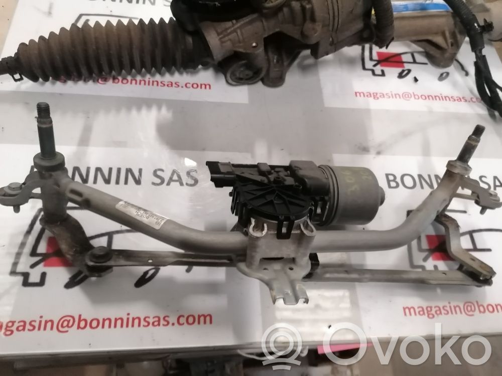 Peugeot 208 I Wiper motor 