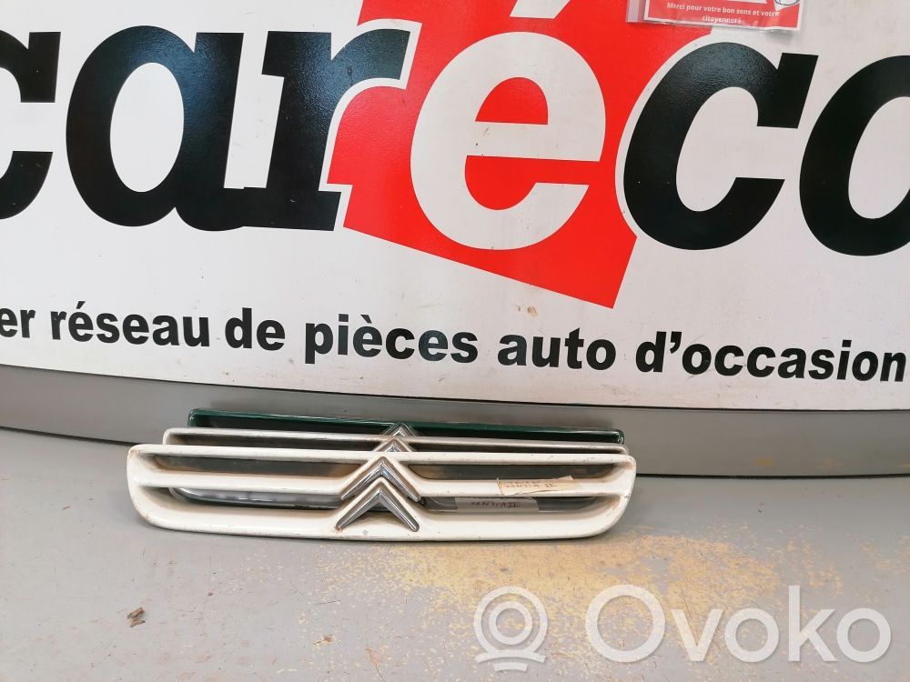Citroen Xantia Etupuskurin ylempi jäähdytinsäleikkö 