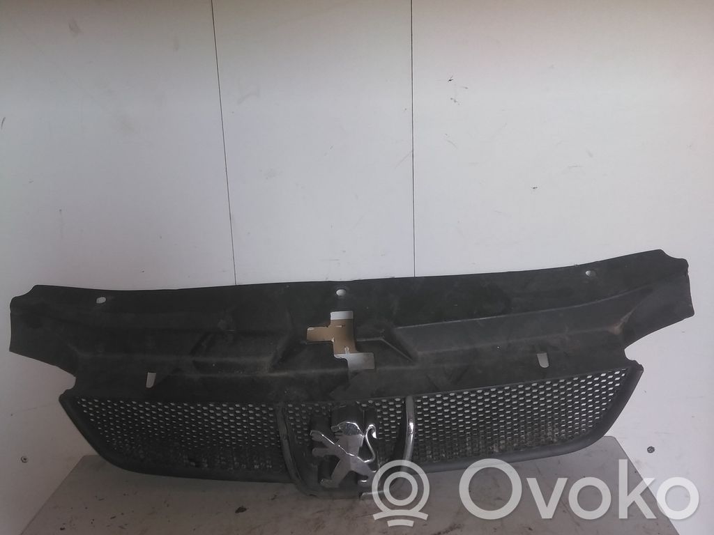 Peugeot 406 Front bumper upper radiator grill 