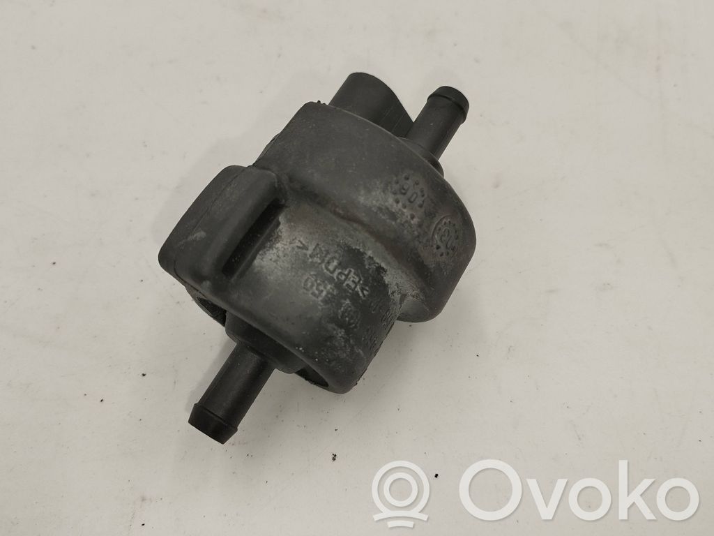 Volkswagen PASSAT B7 Zawór podciśnienia 