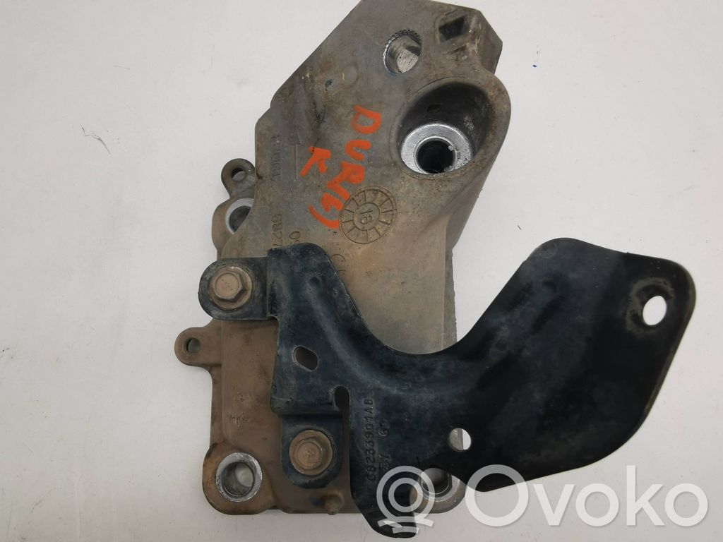 Engine mounting bracket   68275987AA