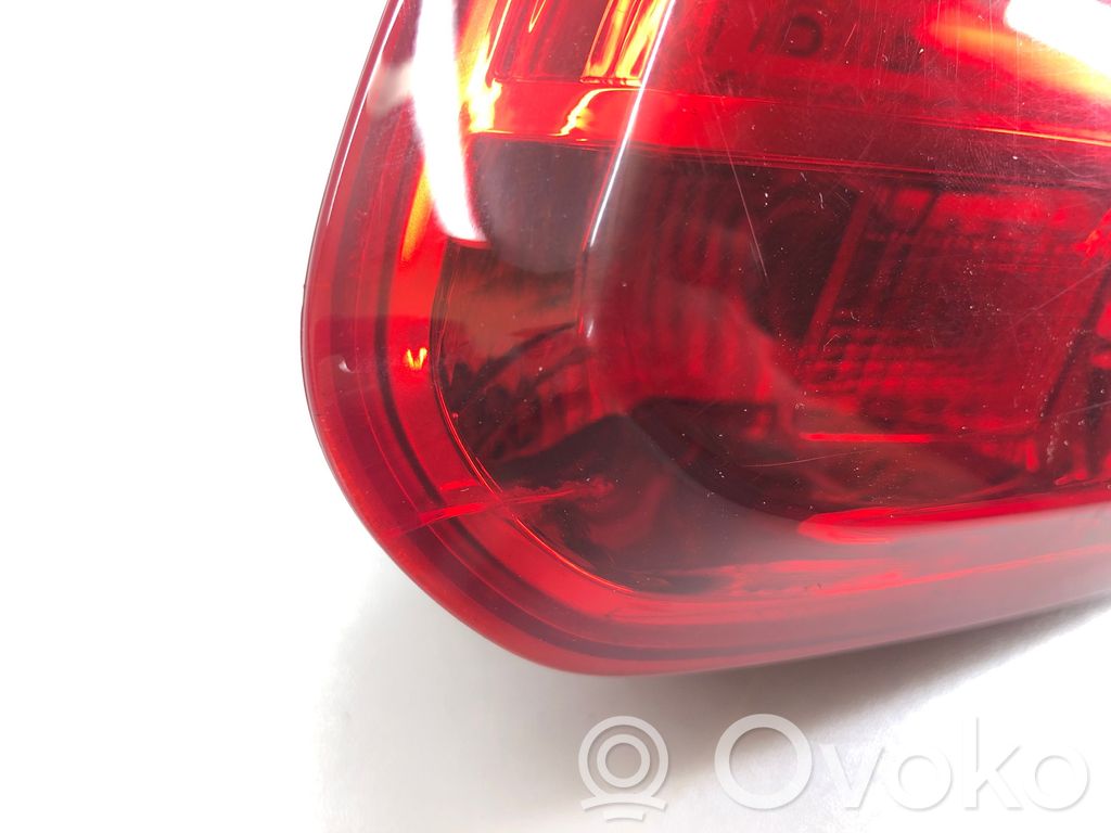 KIA Ceed Galinis žibintas dangtyje 