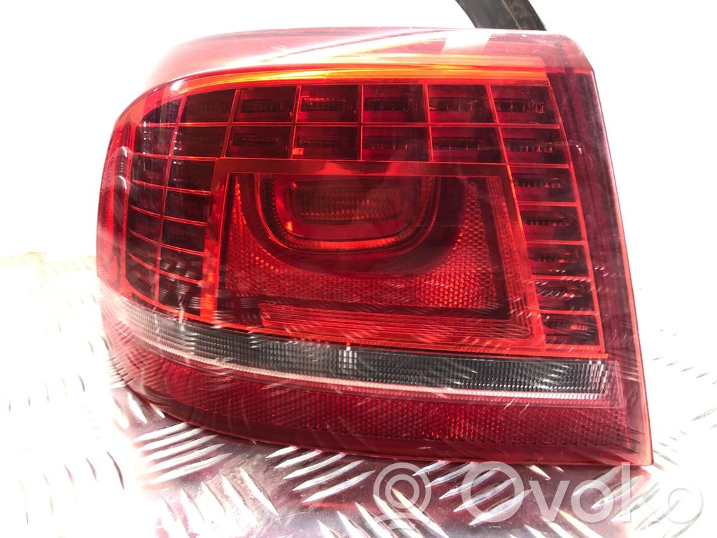 Volkswagen PASSAT B7 Lampa tylna 