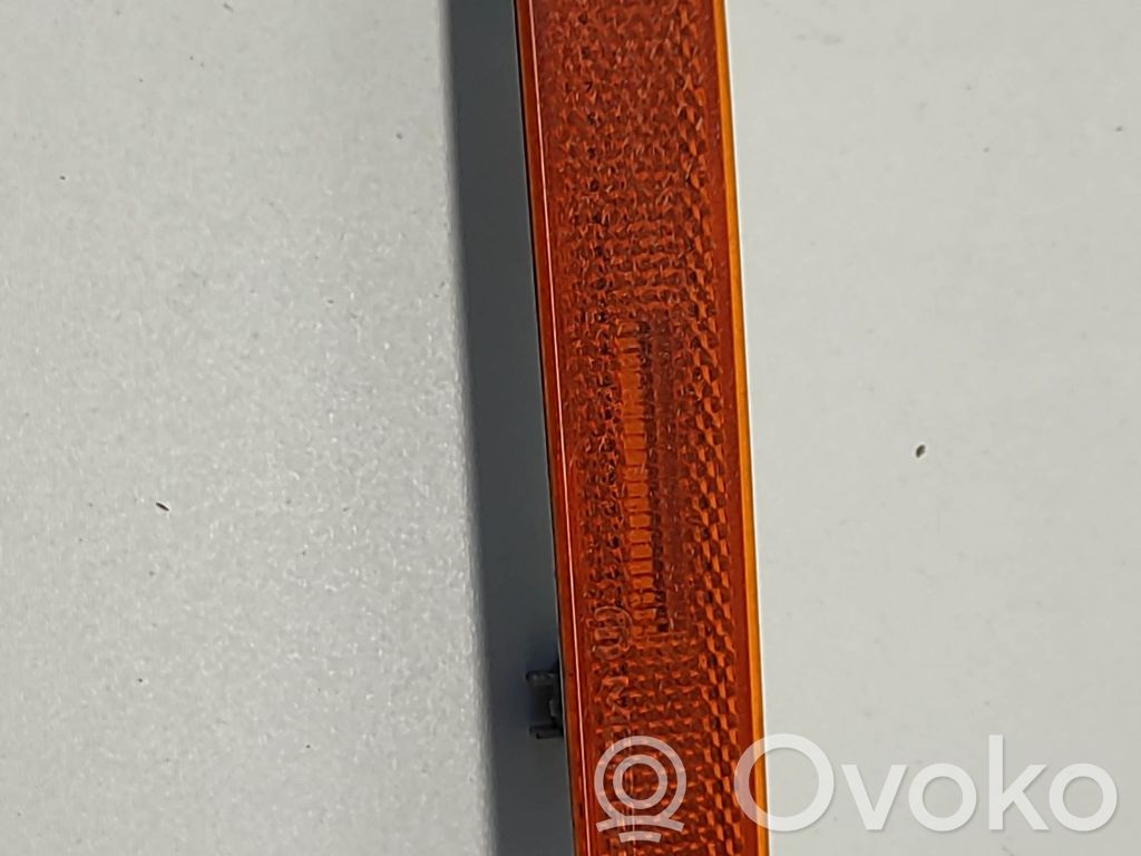 Dodge Challenger Front reflector 