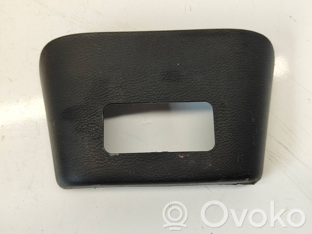 Dodge RAM Moldura cubierta de la guía del asiento trasero 