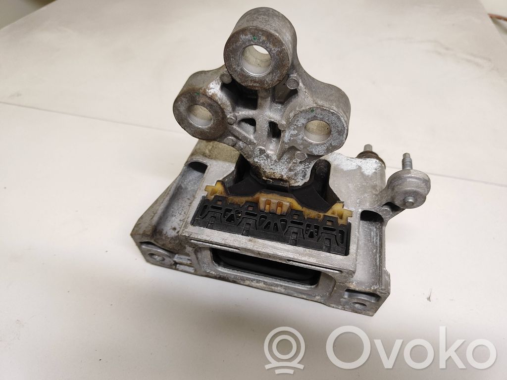 Chrysler Pacifica Engine mount bracket 