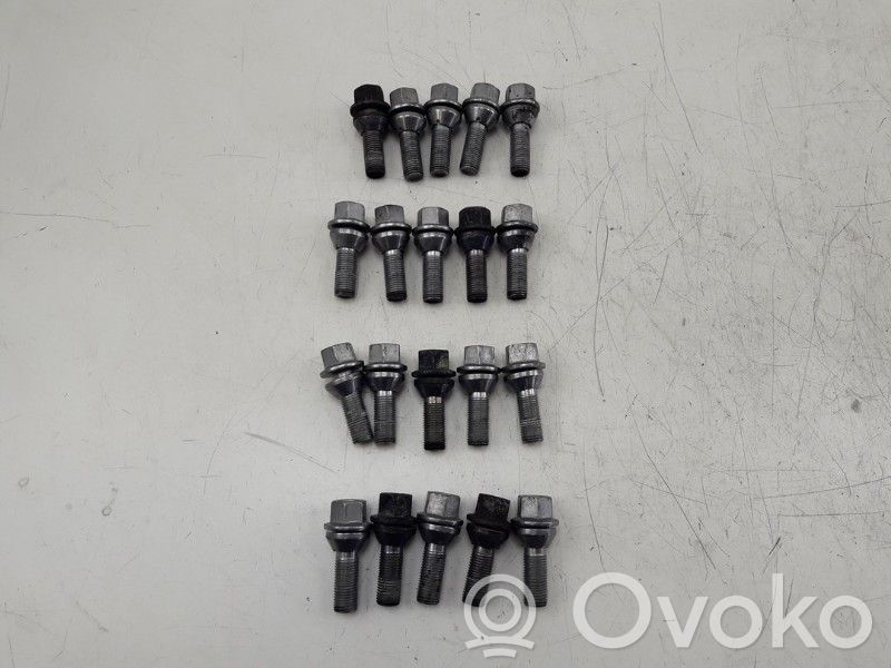 Lynk & co 01 Mutterit/pultit 